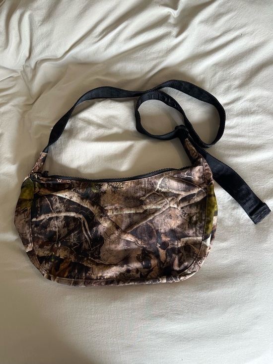 BAGGU Handbags - BAGGU Photo Forest Medium Crescent Bag